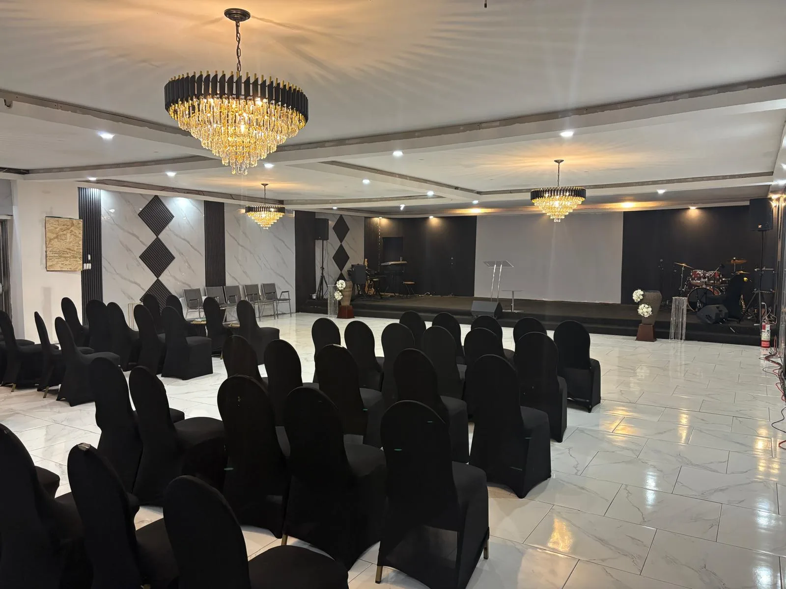 Salle Diamant — scène et instruments