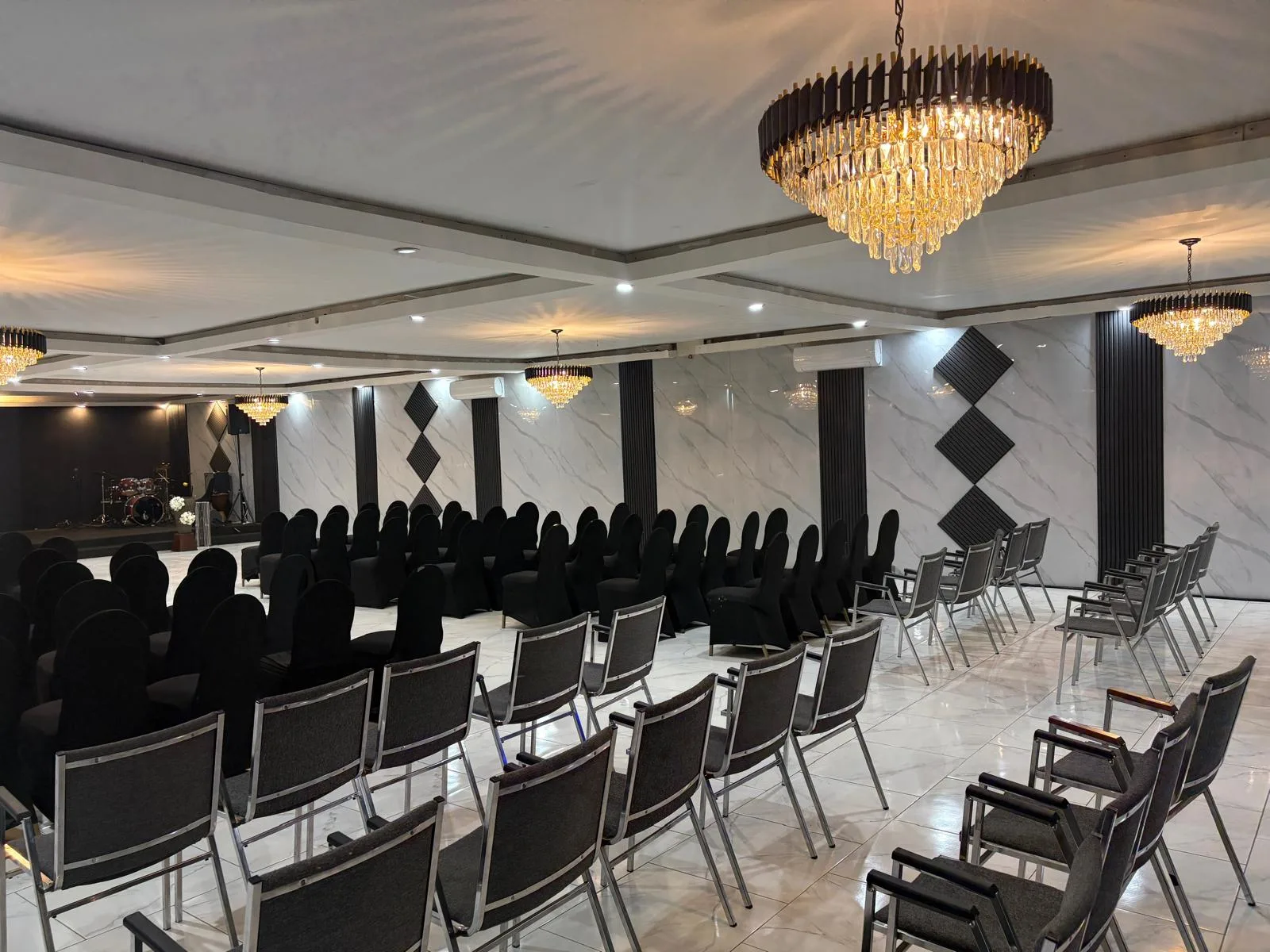 Salle Diamant — vue de la salle et des chaises